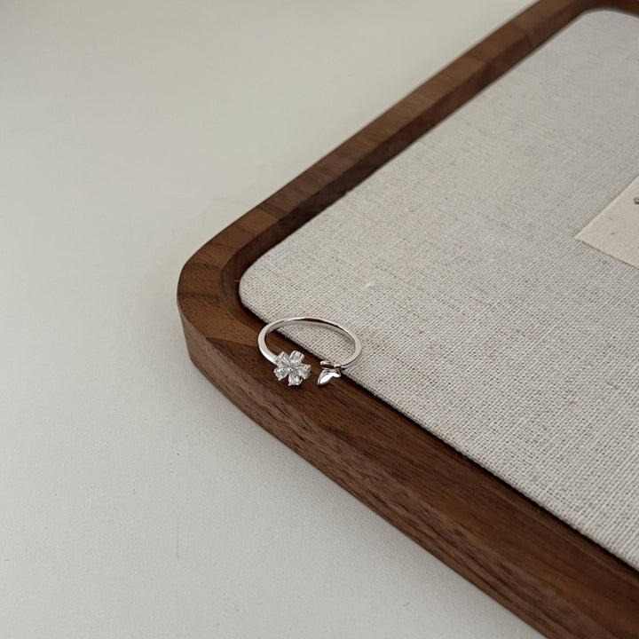 (WHITE) BLOSSOM Ring
