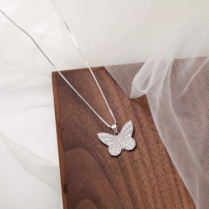 DELICATE BUTTERFLY Necklace