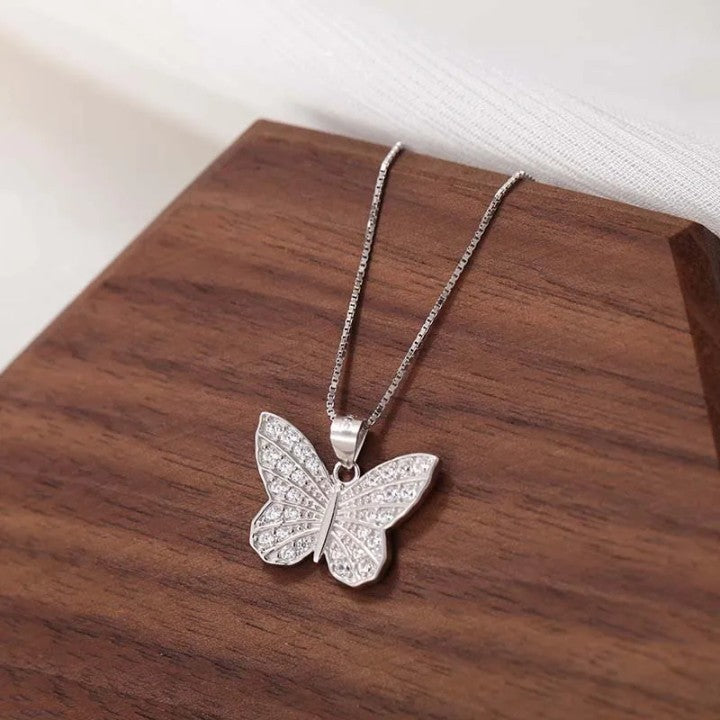 DELICATE BUTTERFLY Necklace